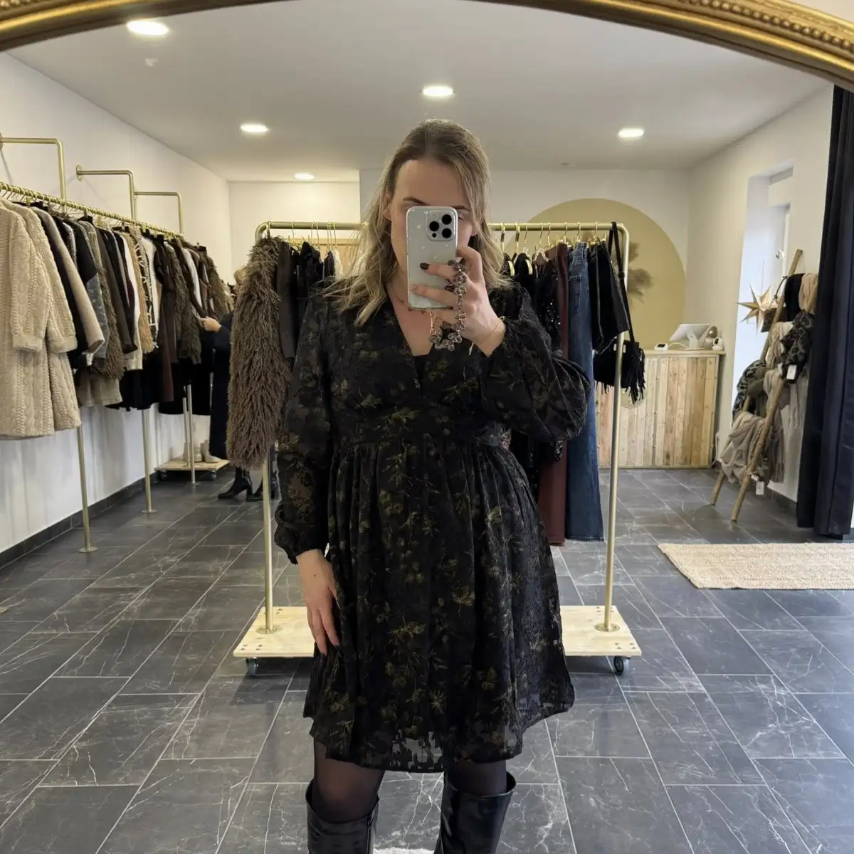 Robe noire en voile à motifs velours